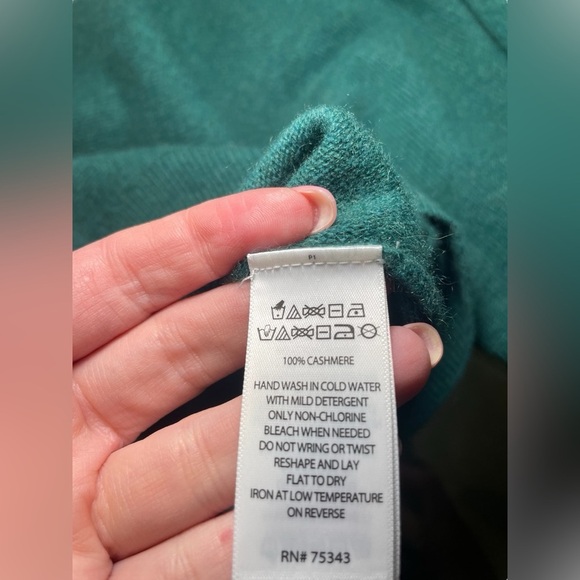 Tahari 100% Cashmere Green V-Neck Sweater 2-Ply Pullover Size Medium - Picture 6 of 6